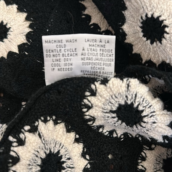 Rebellion daisy sweater - Picture 5 of 6